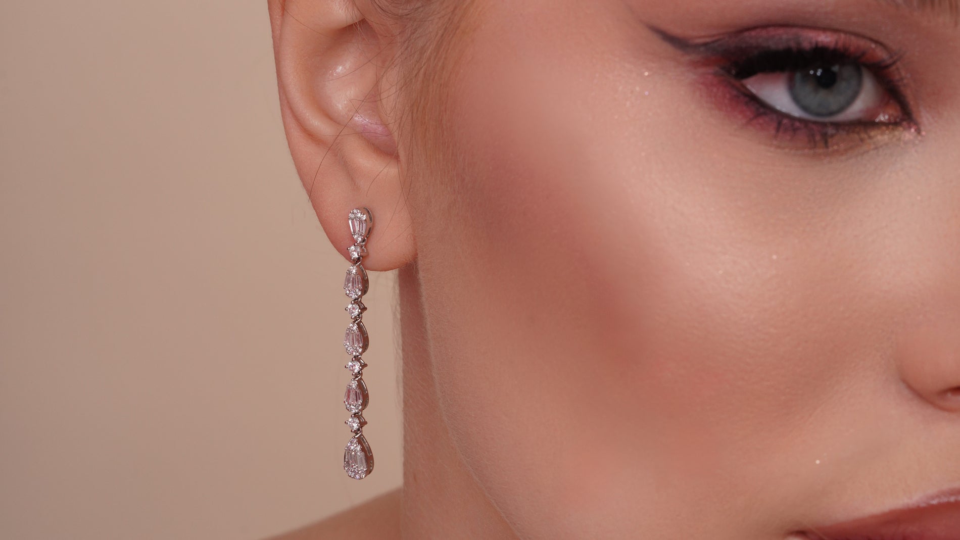 18 Karats - 18K Gold and Diamond Earrings